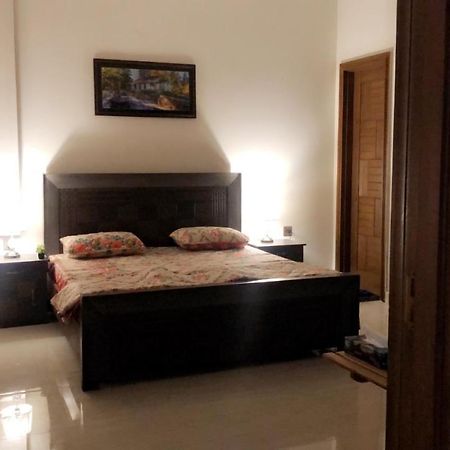 فيصل آباد Fully Serviced Holiday Home Near Lyallpur Galleria المظهر الخارجي الصورة